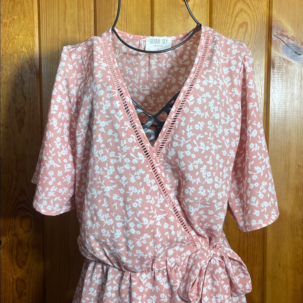 Sienna Sky Blush Floral top size small flowy floral top v-neck layover top - Picture 2 of 7